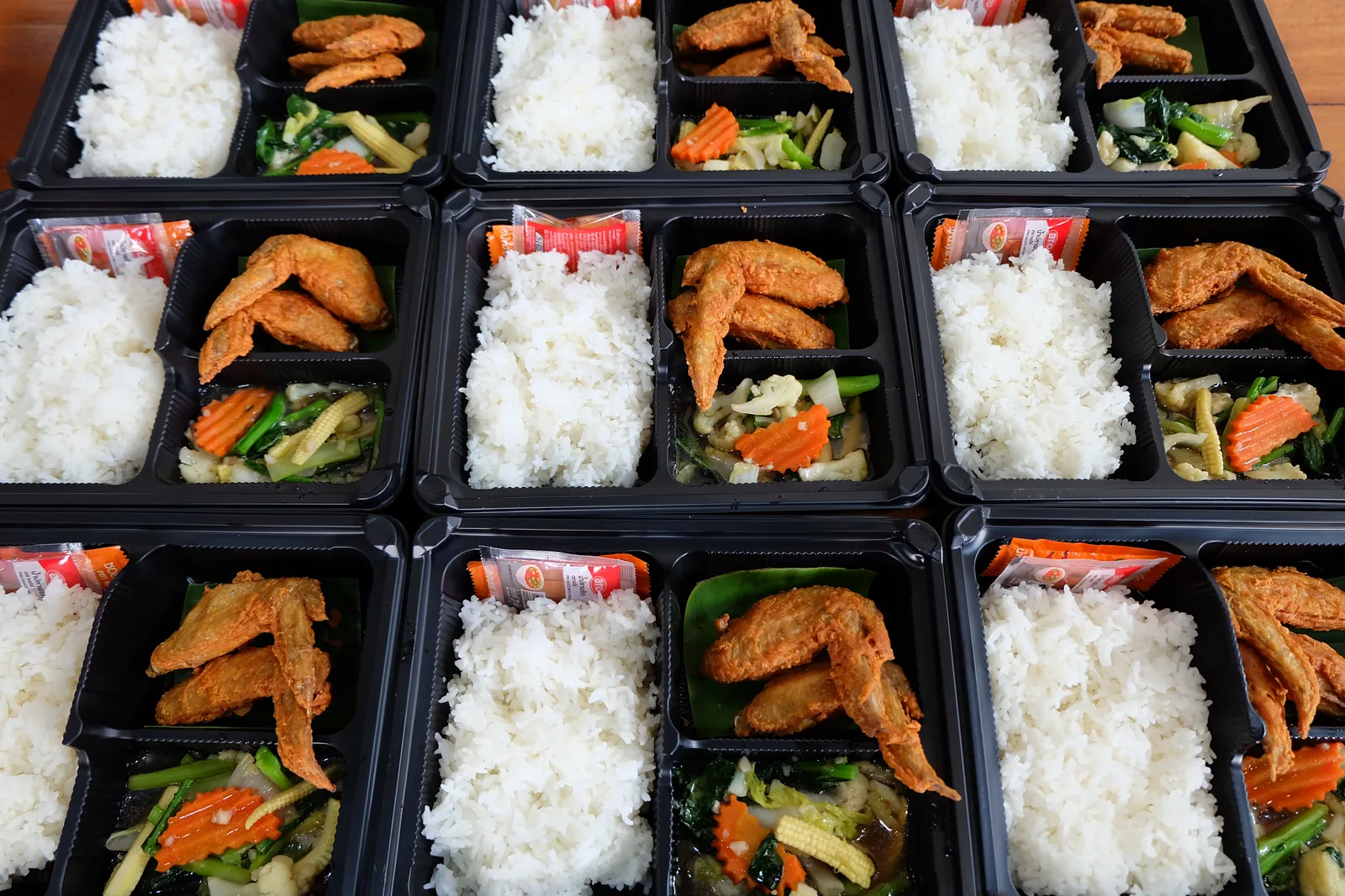 ข้าวกล่องปีกไก่ทอด ข้าวสวย ผัดผักรวม พร้อมน้ำจิ้ม เตรียมส่งงานสัมมนา