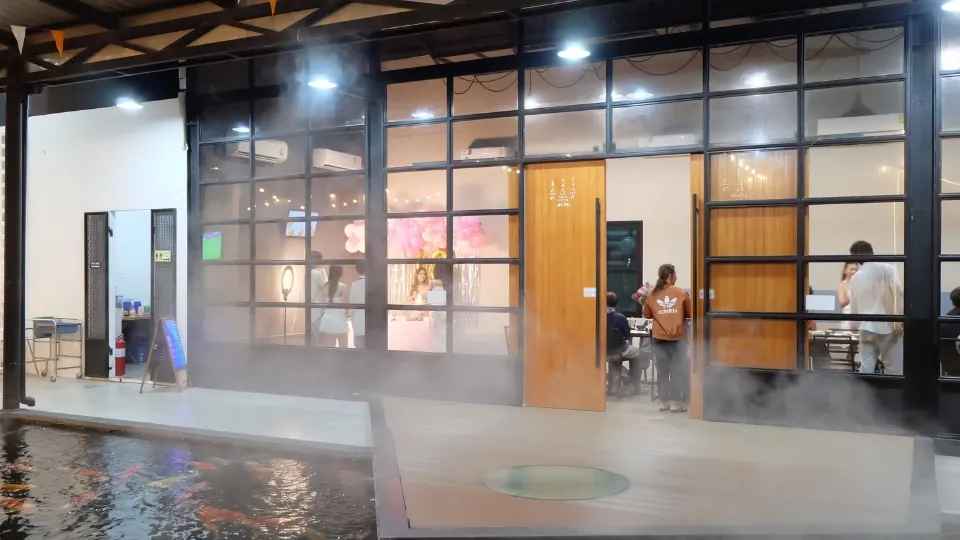 ห้องจัดเลี้ยงขอนแก่นของร้านคัม รองรับประมาณ 30 ท่าน จัดโต๊ะพร้อมเสิร์ฟ