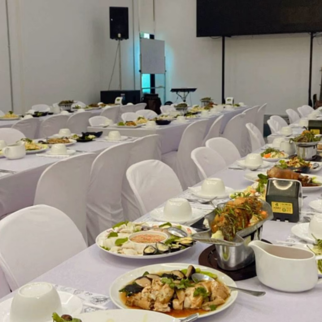 มาจัดเลี้ยงในห้อง 80 คน คือดีมาก ที่จอดรถรองรับได้เยอะ 